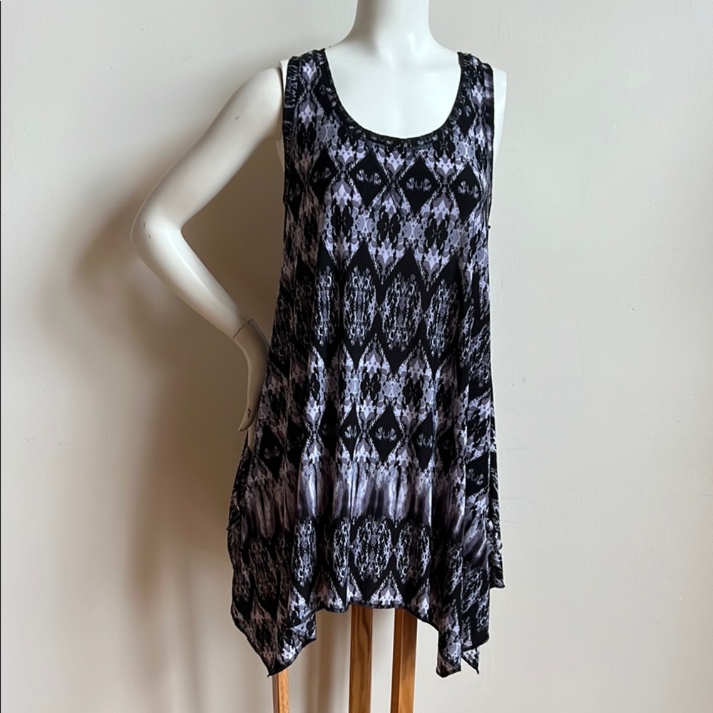 sweet juliet Black and White Sleeveless Tunic Top with shark bite hem Large